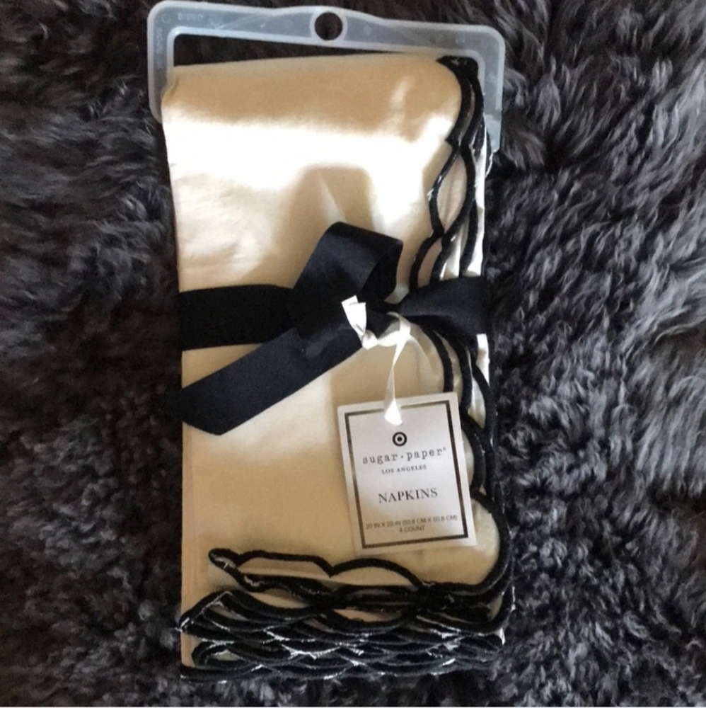🖤NEW! Shabby Chic Sugar Paper Cream Napkins with Scallop Black Trim!